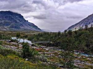 Maastik-sillaga-Kaitumjaure-lahedal-Kungsleden-Rootsi-08-2025