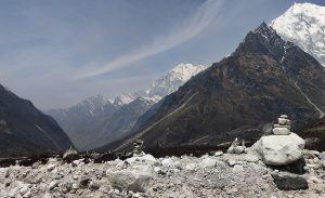 Uks-rahupaik-Kyanjin-Gomba-kula-surnuaed-Langtangi-org-04-2023